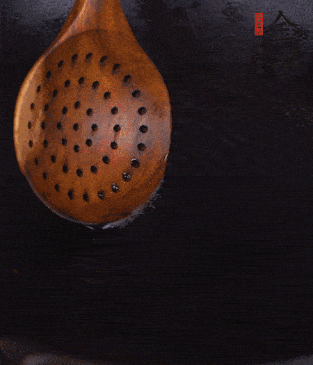 鍋中多倒些花生油，油溫達(dá)80度時，下芋頭丁炸 40 秒，直到表皮金黃，撈出待用。