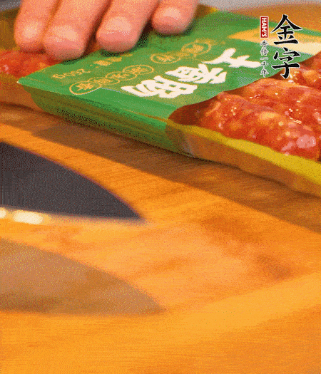 洋蔥切丁，金字土香腸切片。