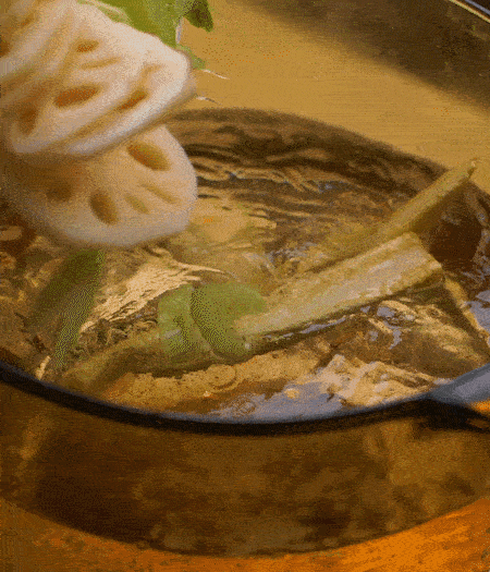 把玉米筍（對半切開）、西芹（切斜片）、蓮藕（切片），放入開水鍋內(nèi)，加點(diǎn)少許鹽、油，汆燙2分鐘。