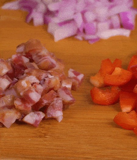 黃椒、紅椒、白洋蔥、土豆、大蔥分別切丁。金字10°鮮低溫香腸切丁。