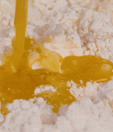 加融化的30g黃油（要不熱再倒）、黃椒、紅椒、白洋蔥、土豆、大蔥、香腸繼續(xù)攪拌均勻。