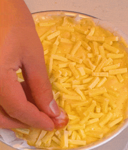 撒上馬蘇里拉芝士，用香腸片裝飾表面，180攝氏度烤箱烤20-25分鐘。