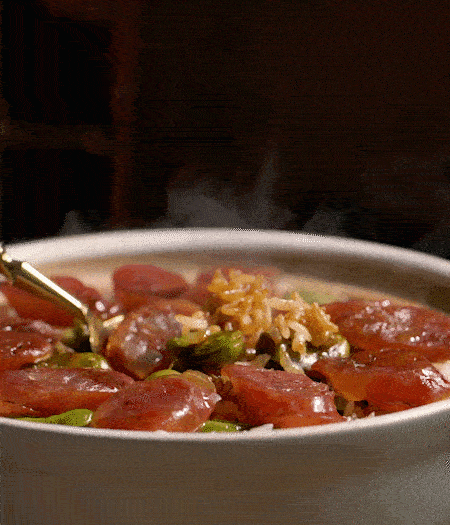 用生抽、白糖、蠔油、芝麻油調(diào)個(gè)汁，淋汁、攪拌、開吃。