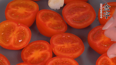 洗凈晾干的小番茄，對(duì)半切開(kāi)，加切塊的大蒜、迷迭香、黑胡椒、橄欖油190度烤40分鐘、200度烤20分鐘。