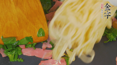 鍋中倒油燒熱，蒜片煸香，淡火腿略翻炒。