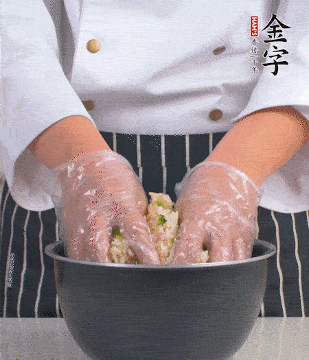 米飯中放西蘭花碎、咸肉丁，加少許黑胡椒、十來滴橄欖油拌勻。