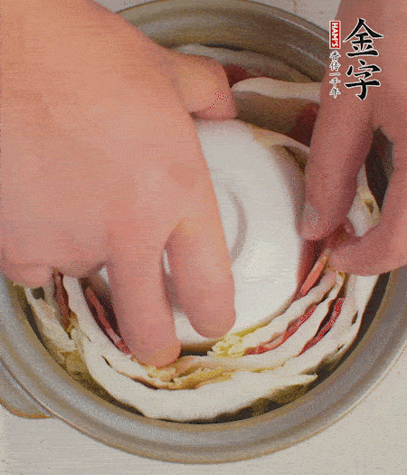 寬度剛好是鍋的高度?？垡粋€(gè)小碗更有助于幫助造型。