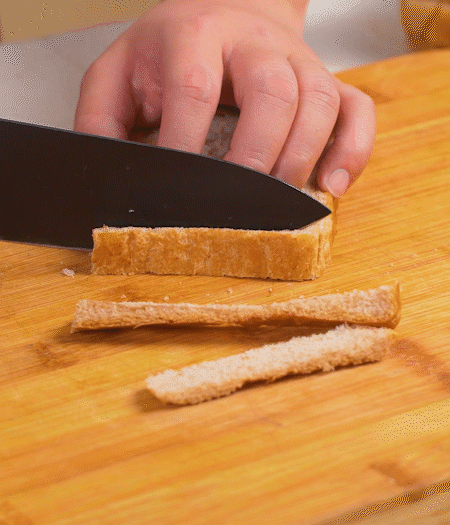 取1片黑麥吐司片，去掉邊邊，涂上一層蛋黃醬。