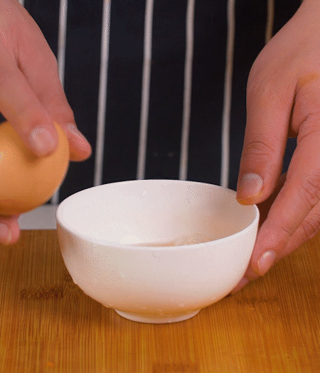 起鍋熱油，蛋液煎成雞蛋碎。金字淡咸肉切成絲。