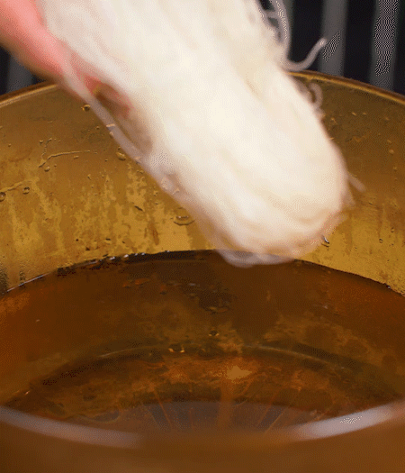 粉絲熱水泡軟。蒜、姜切碎末，小蔥切蔥花、小米椒切圈。金字火腿切薄片。