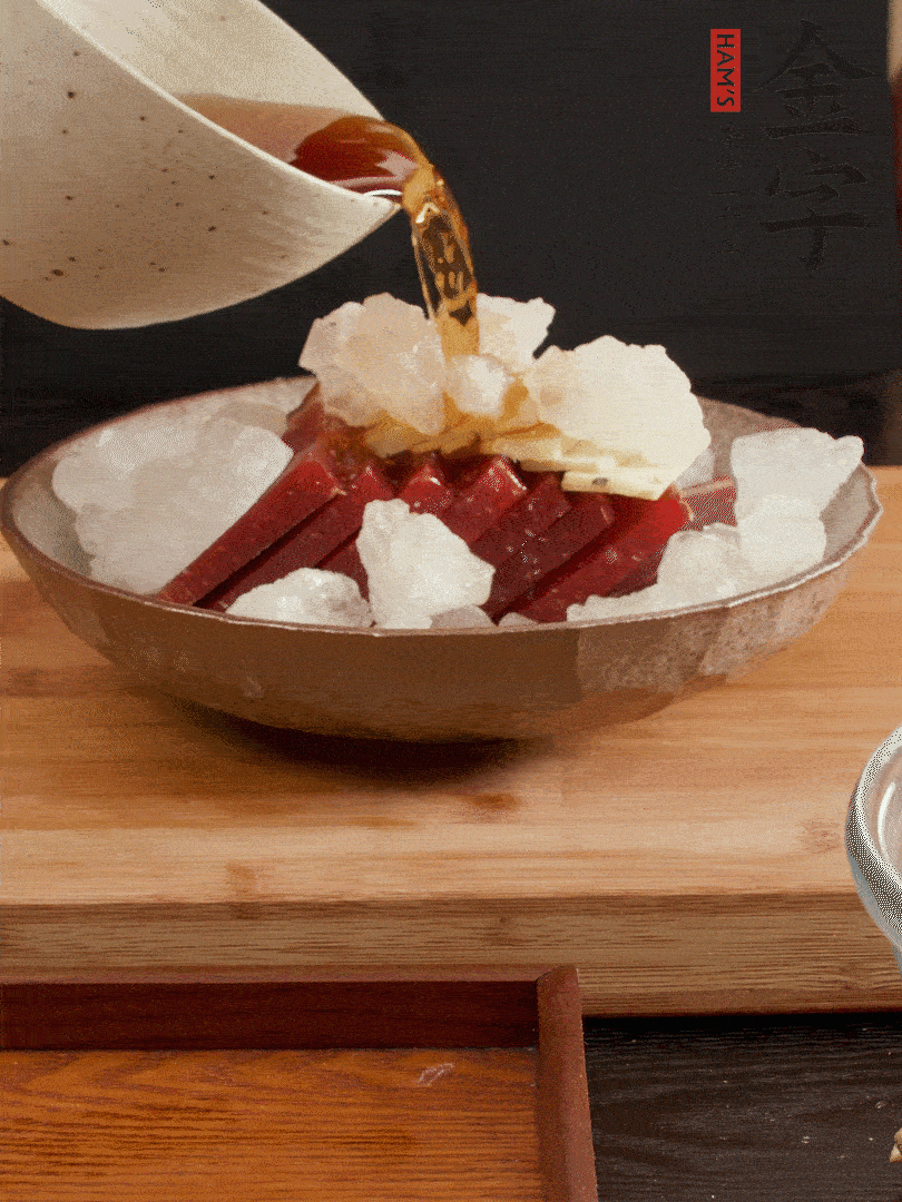 加姜片、冰糖、黃酒、水，蒸60分鐘，將火腿的咸逼出來。