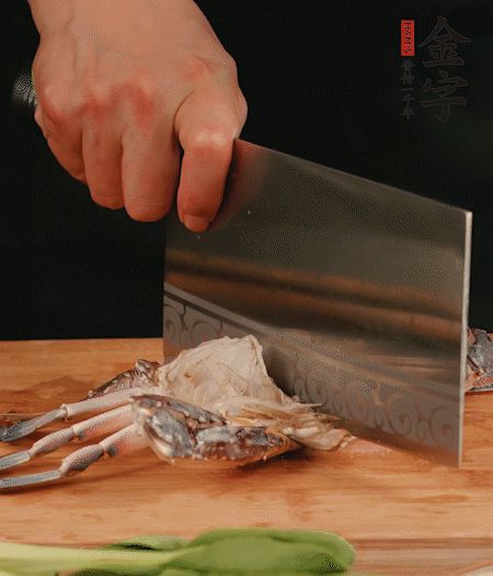 蟹殼拆開(kāi)，去掉蟹肺、蟹心、蟹腮，切成4小塊。