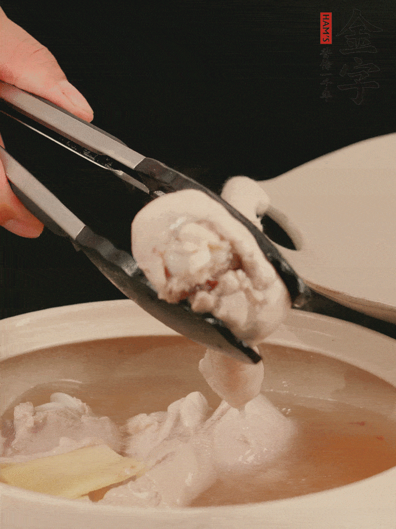 雞腿放入砂鍋，加姜片、料酒、清水，中火燉煮20分鐘撈出。