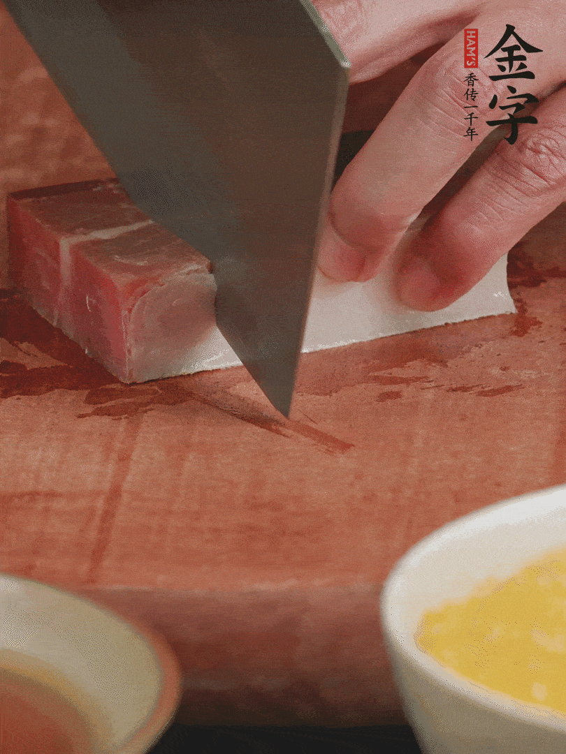 金字火腿去皮，切成大塊。