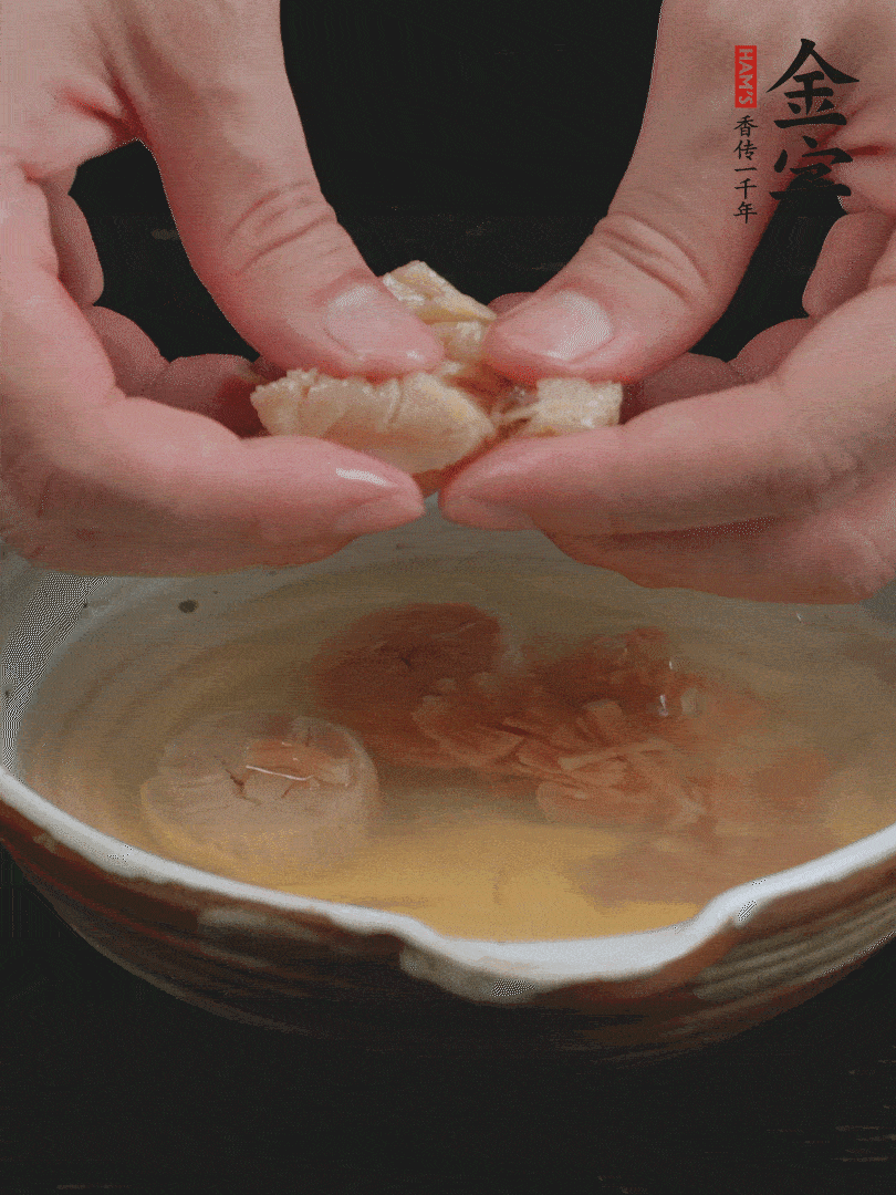 元貝溫水泡發(fā)，拆成細絲。