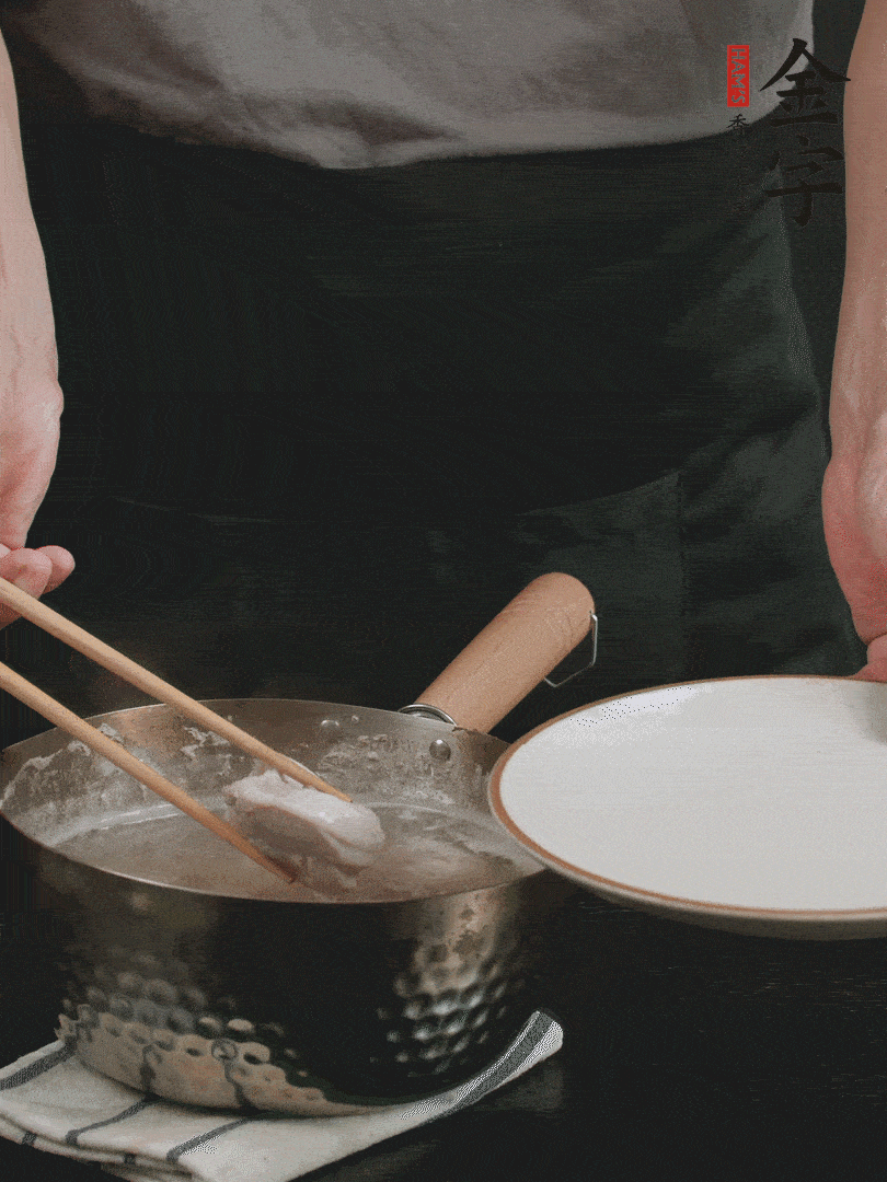 雞塊冷水下鍋，加姜片、料酒焯水，撈出洗凈備用。