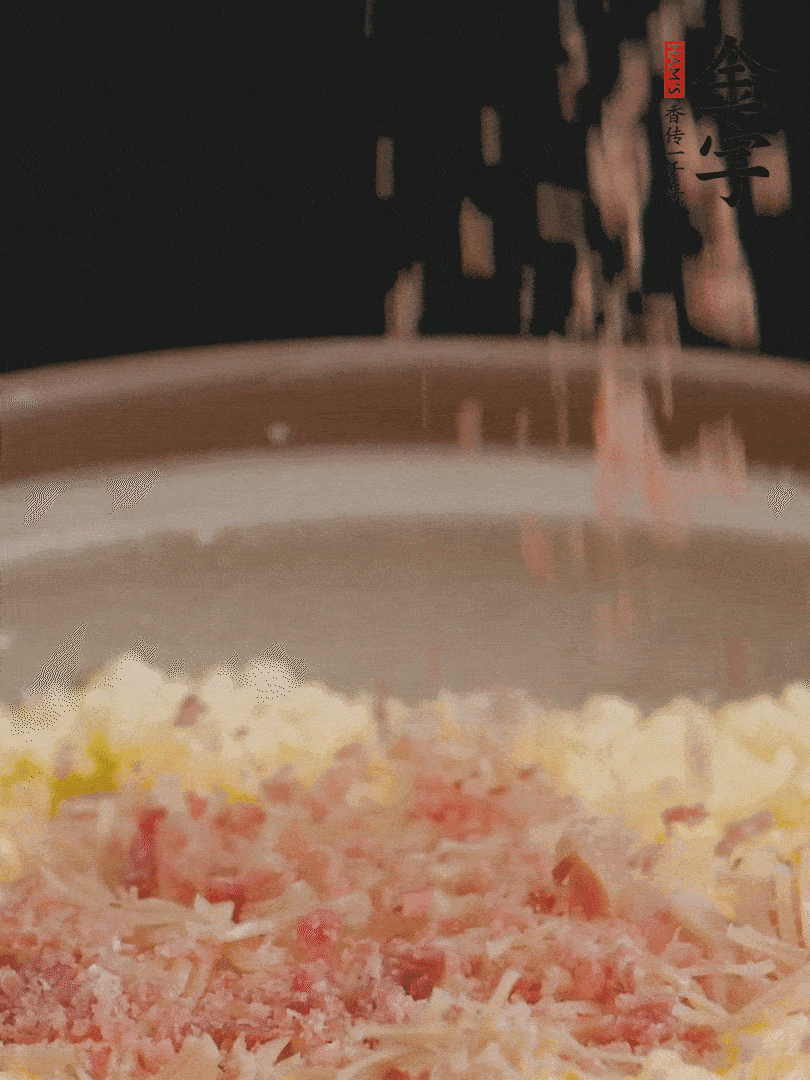 加雞湯沒過，放干貝絲、火腿末、小海參。