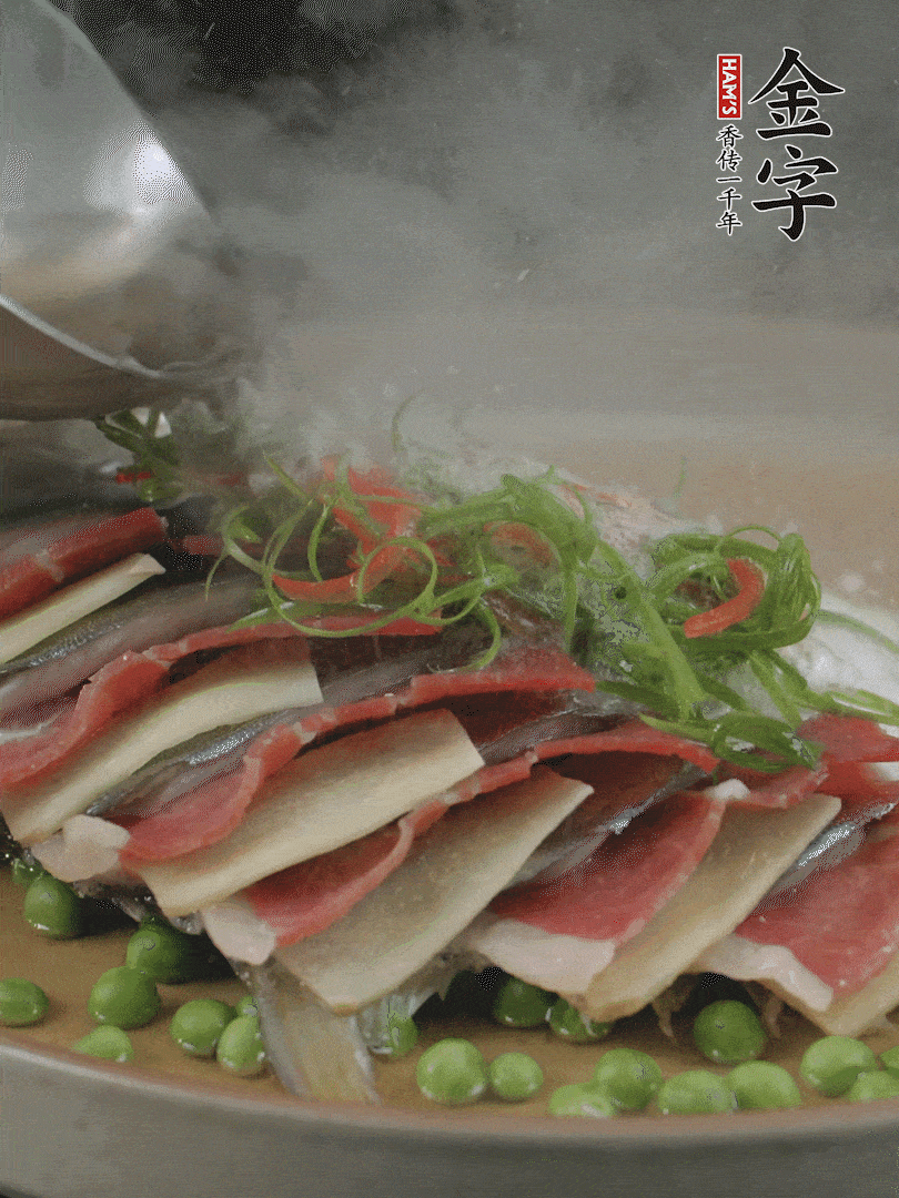 表面放上蔥絲、紅椒絲，淋上熱油。