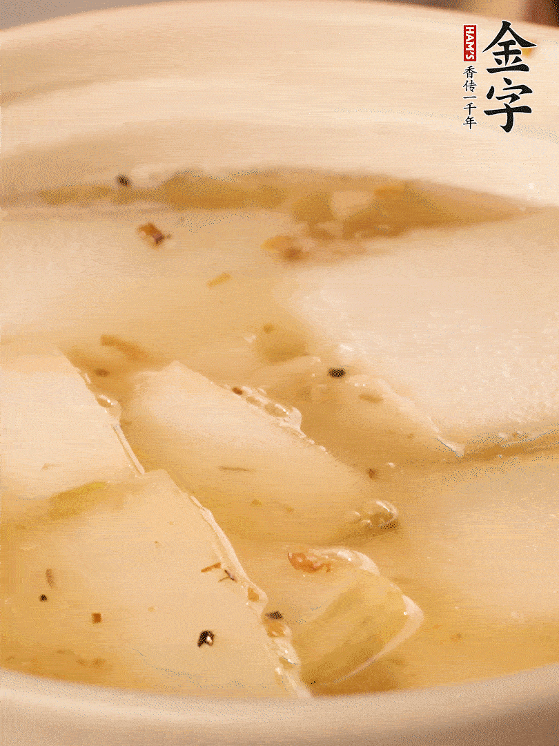 加入適量清水，再放咸肉，淋點(diǎn)黃酒添味。