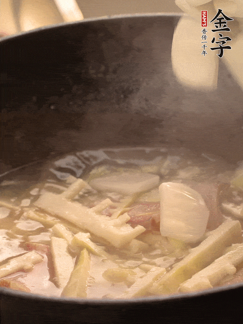 加一點(diǎn)開水后，放年糕燜2分鐘至軟。