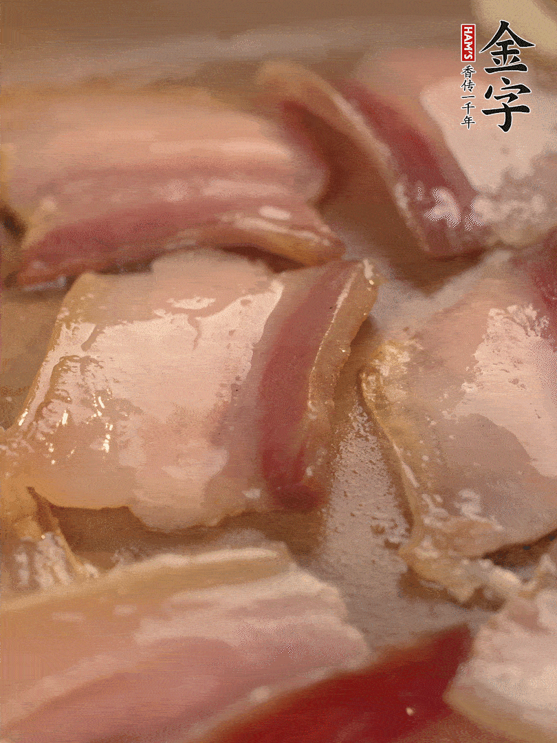 鍋中熱油煸香大蒜、咸肉。