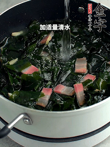 放入泡發(fā)好的裙帶菜翻炒一下，加適量清水燉煮。