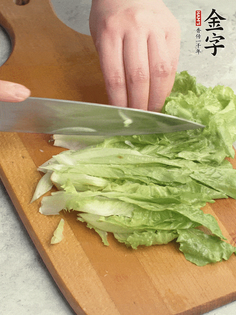 胡蘿卜、生菜、黃瓜切絲。