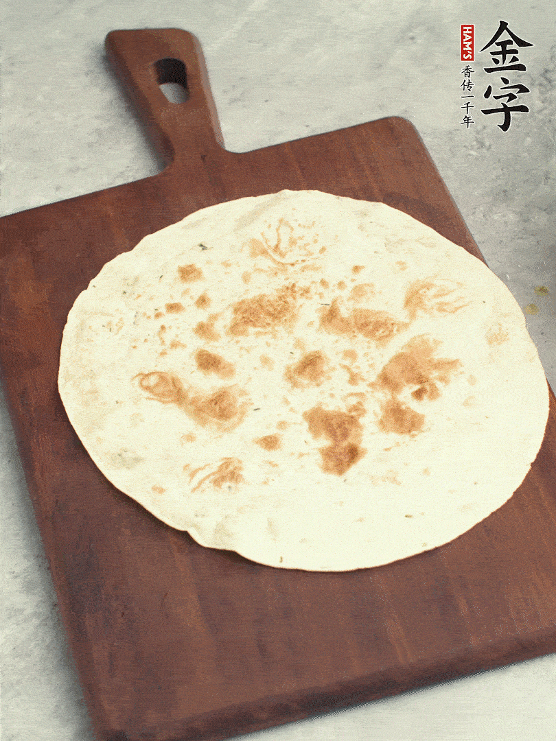 食材依次鋪在卷餅皮上，卷起來(lái)。