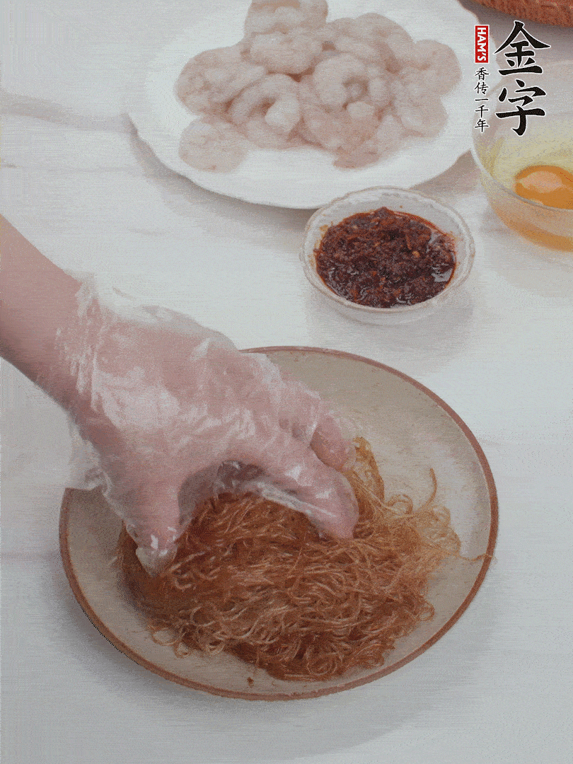 粉絲泡軟后，入沸水煮10秒，撈出后加1/2勺老抽、1/2勺食用油挑松。