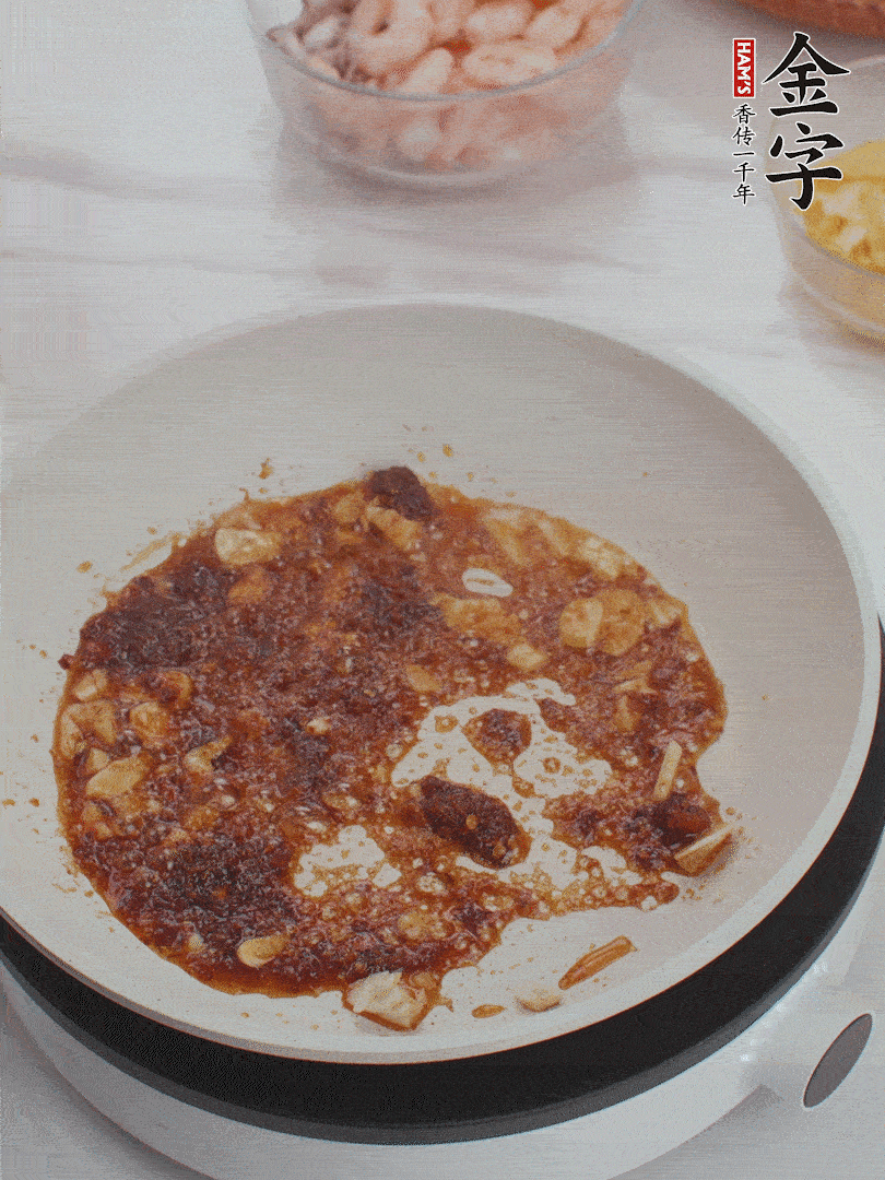 冷鍋熱油，1大勺金字火腿XO醬、蒜末炒香，倒粉絲一起炒。