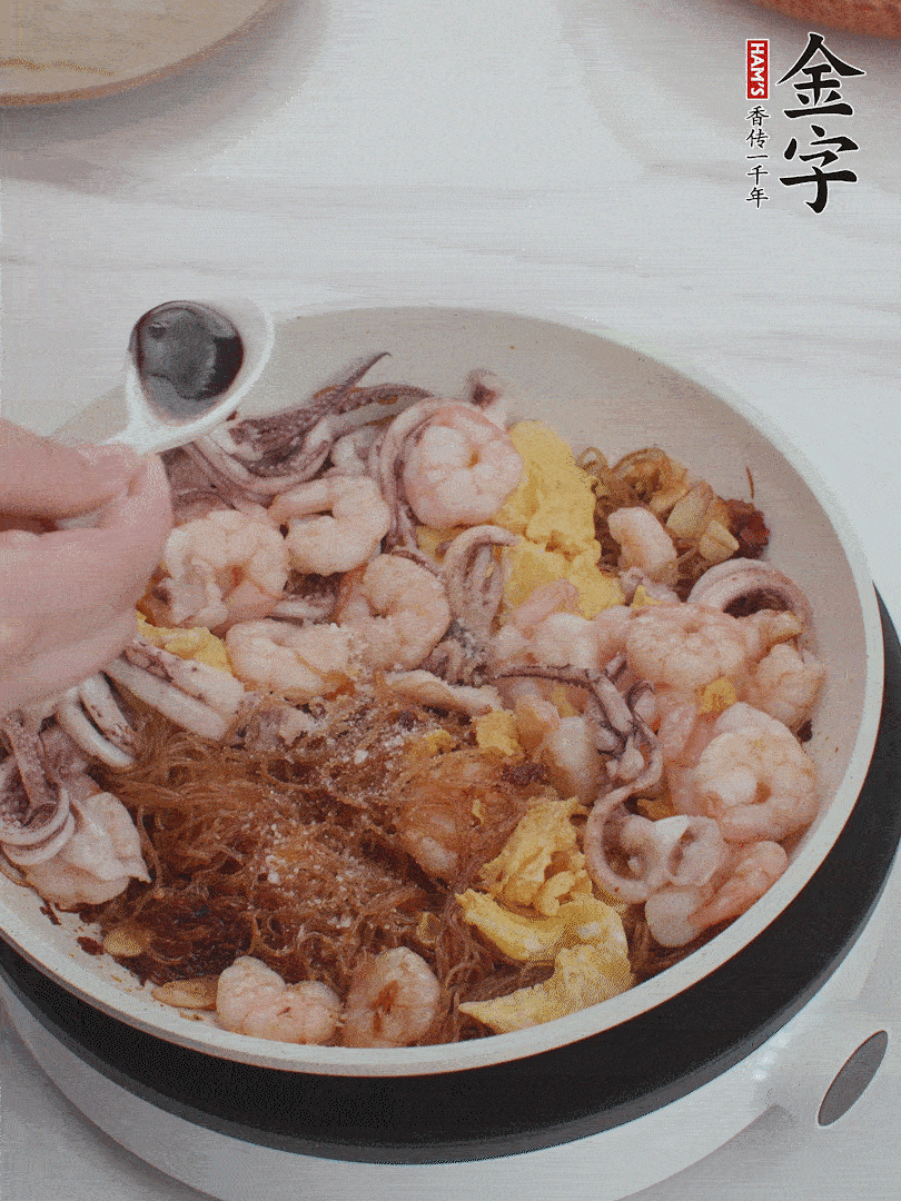 放1/3勺鹽、1/3勺雞精、1/3勺糖、2/3勺生抽調(diào)味。