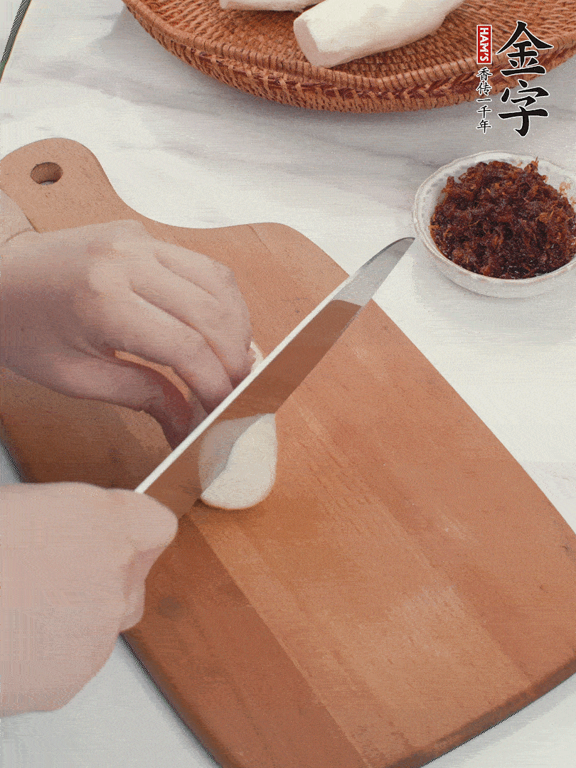 茭白剝殼，洗凈后切滾刀塊。