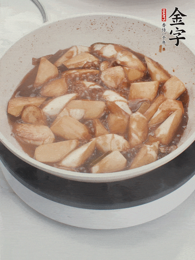 待茭白煸到微微發(fā)黃加入調(diào)好的味汁翻炒。加一小碗清水蓋蓋子燜3-4分鐘。