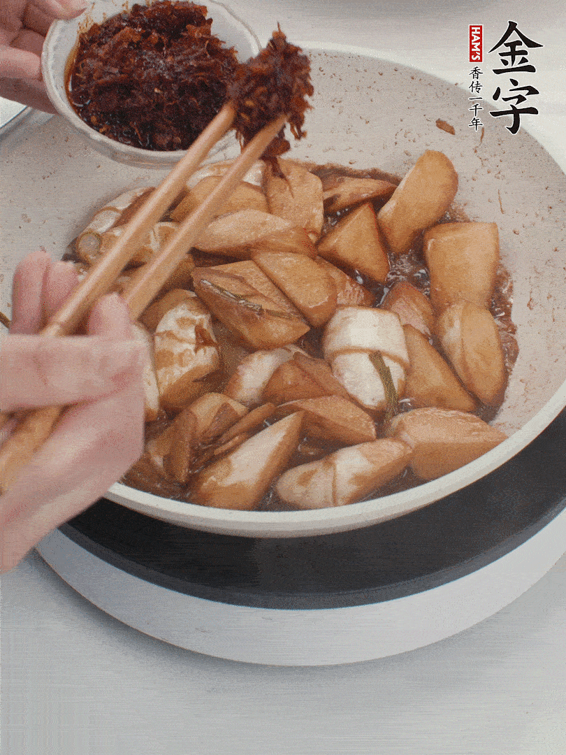 湯汁收濃，加金字火腿XO醬翻炒均勻。