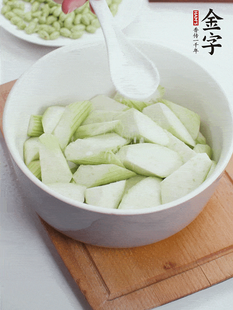 水中加1勺鹽浸泡，防止變黑。