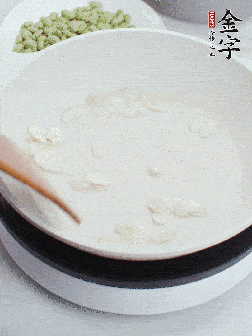 金字淡咸肉煮15分鐘，撈出切片。油5成熱時，蒜末、咸肉爆香。