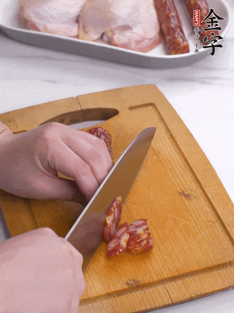 雞大腿去皮去骨切成塊，金字香腸切片，干香菇泡發(fā)切片，小蔥切蔥花。