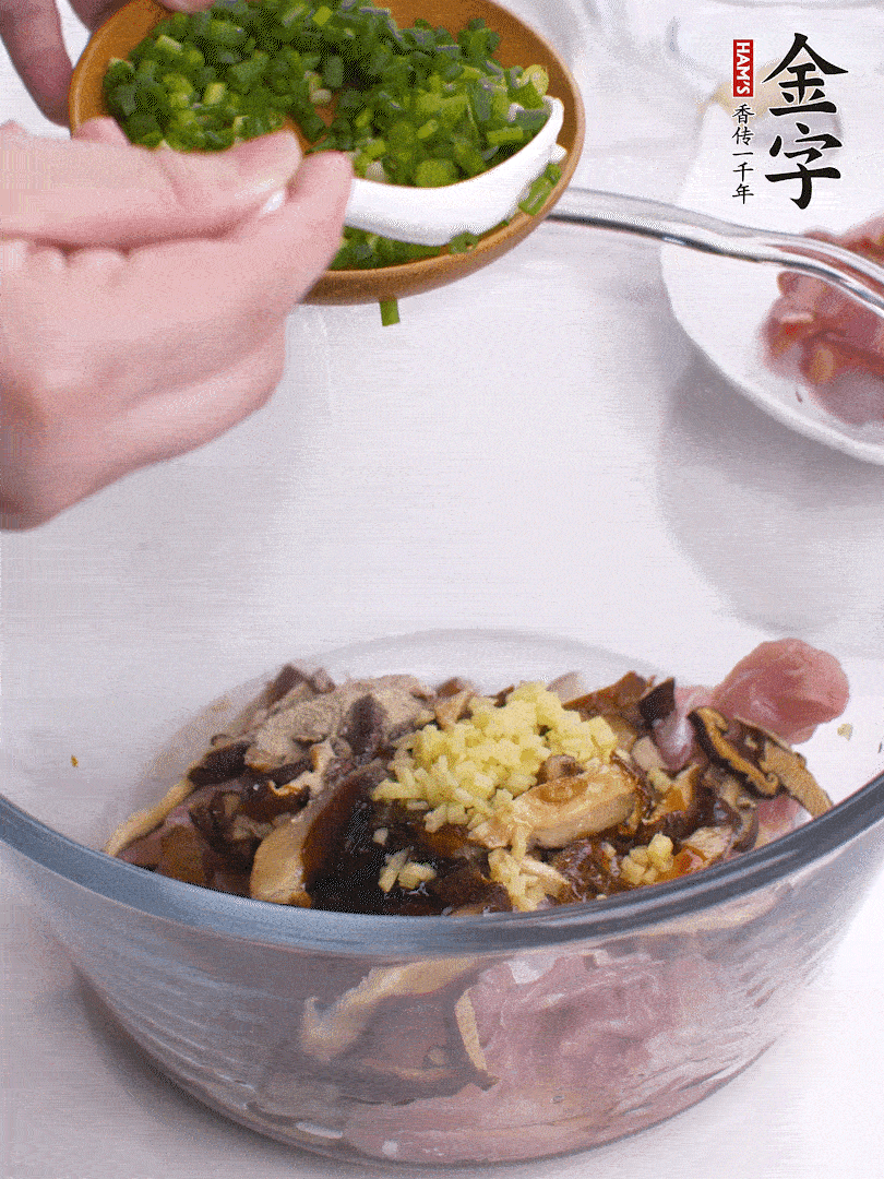 雞肉、香菇混合，加清水1/3杯、料酒1勺、蠔油1勺、鹽1勺、糖1/4勺、白胡椒1/4勺、食用油1勺、香油1/4勺、姜末、蔥花，攪拌均勻腌制2小時。