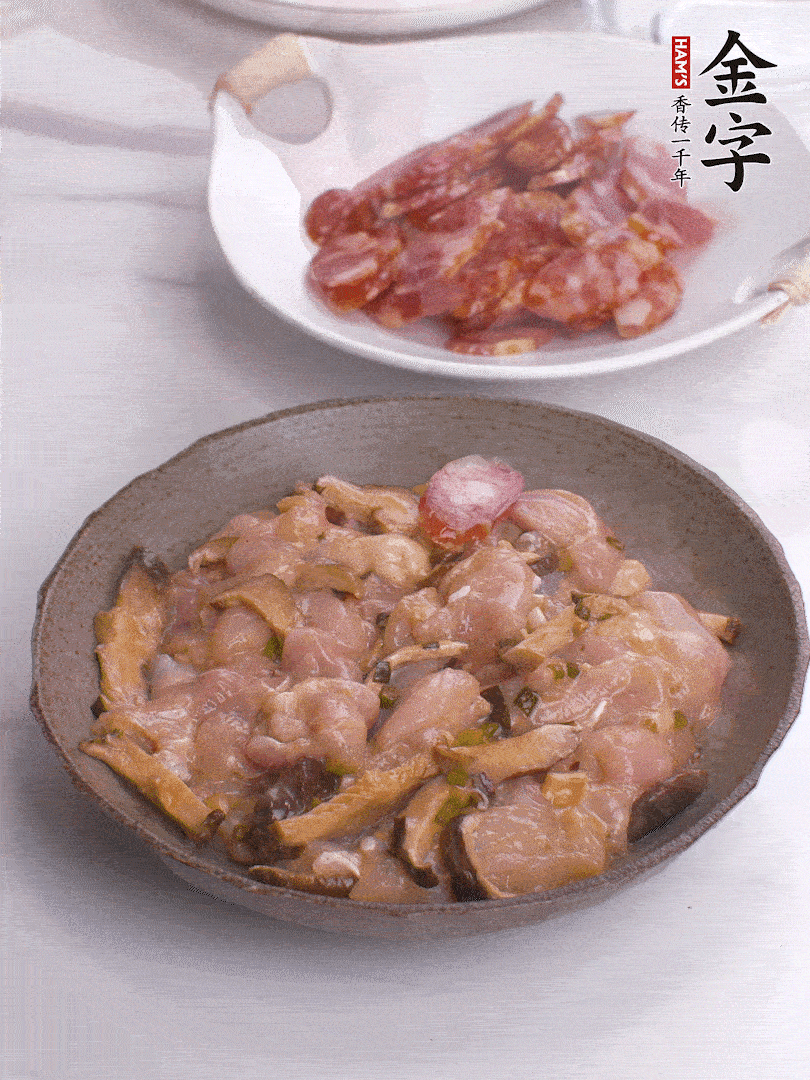 腌制后，雞肉中加淀粉1勺，頂部碼上香腸片。