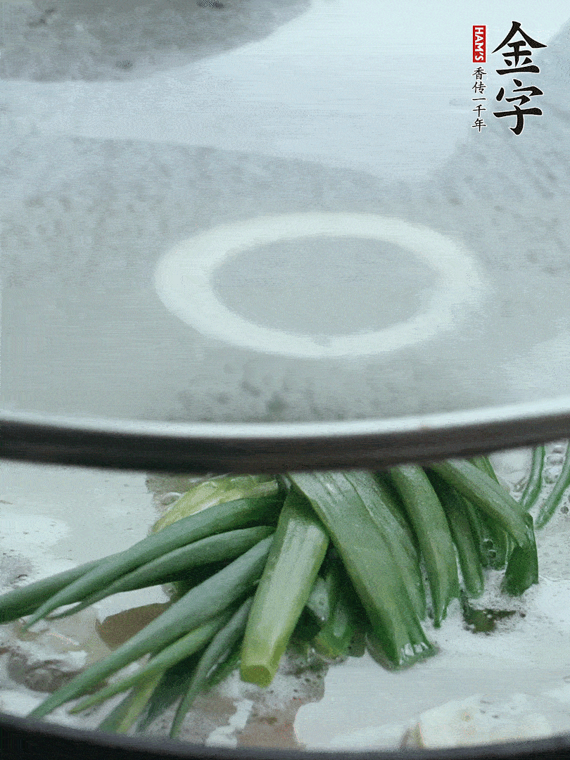 加蔥結(jié)去腥，大火開后中火燒20分鐘。