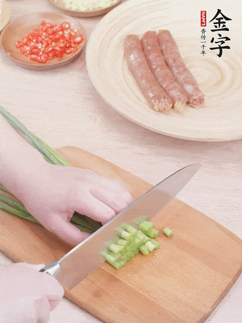 蒜苔切丁，蔥姜蒜切小丁，小米辣切圈。