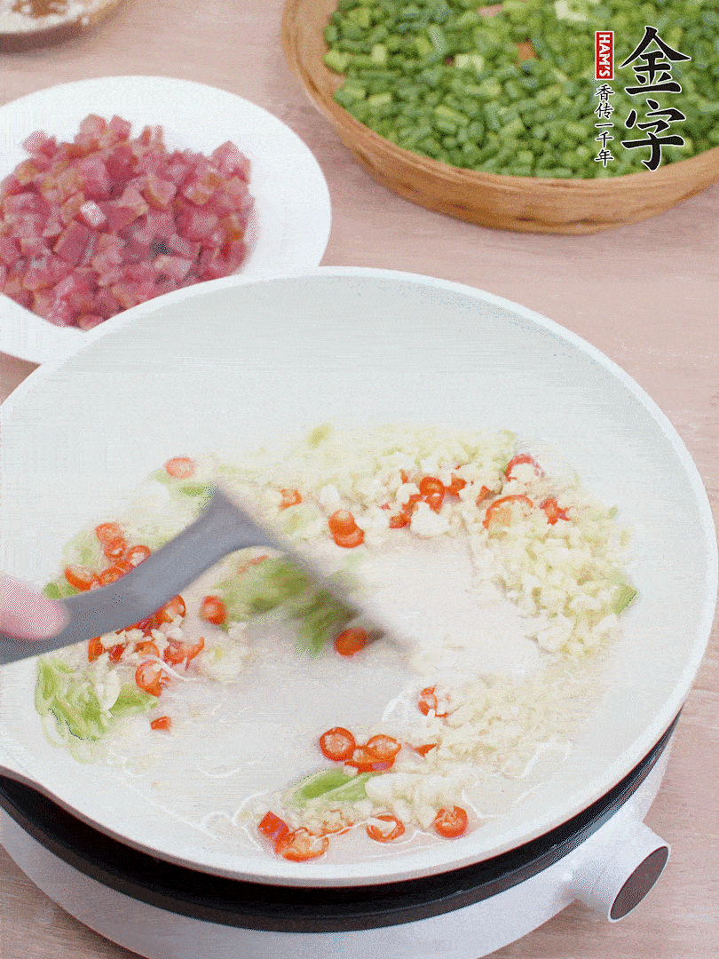 鍋中熱油，蔥姜蒜、小米辣煸香。