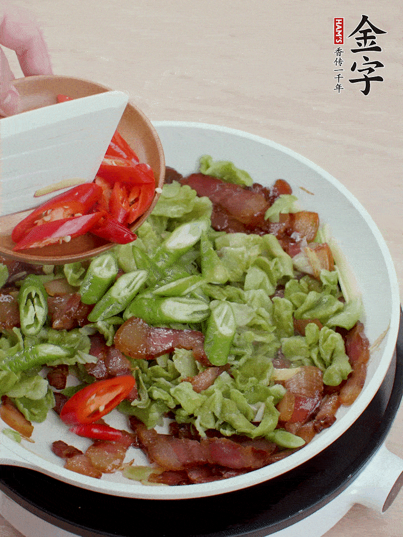 放萵筍干、青紅椒圈爆炒1分鐘。