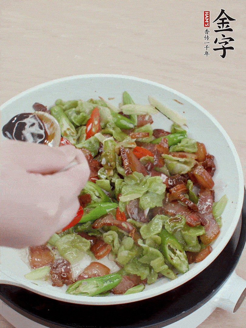 2勺生抽調(diào)味，最后撒蒜葉。