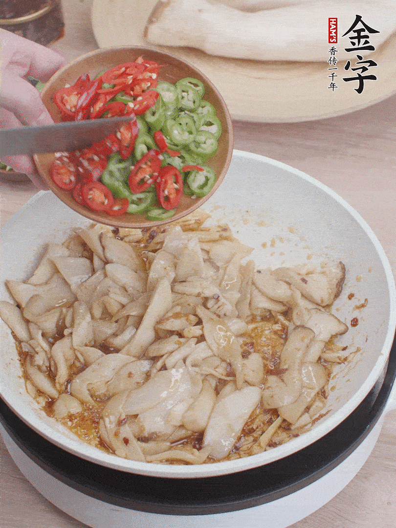 下杏鮑菇、青紅辣椒炒出香味。