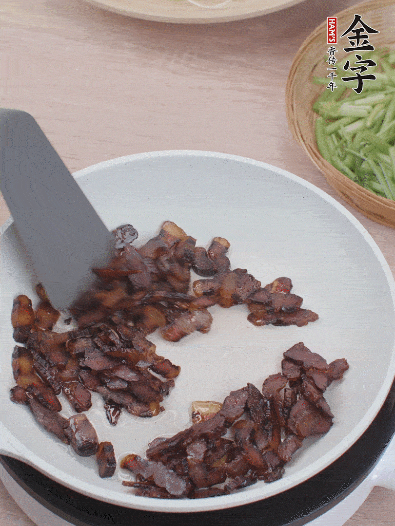 起鍋熱油，煸香醬油肉。