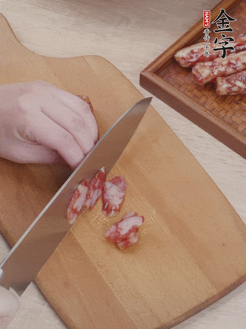 金字香腸斜切片，芹菜切段，小洋蔥切絲，綠菜椒切小塊。