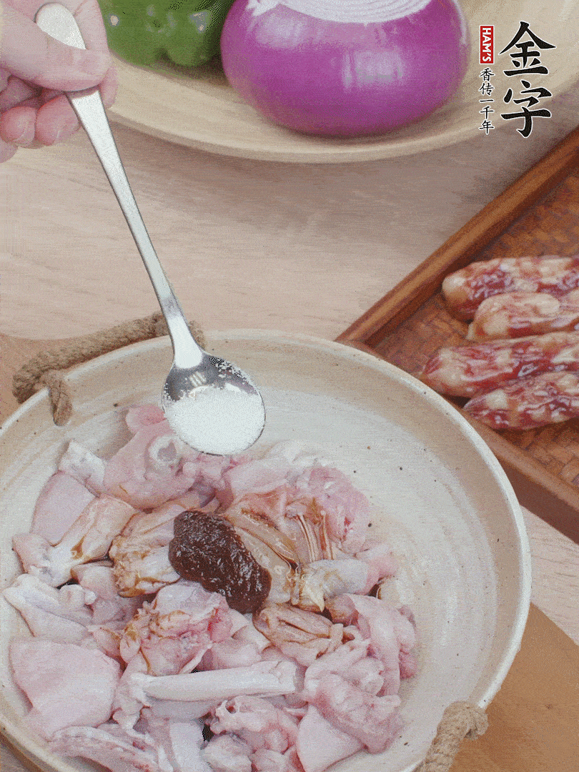 牛蛙塊加1勺柱候醬、1勺生抽、1/3勺白砂糖腌漬20分鐘。