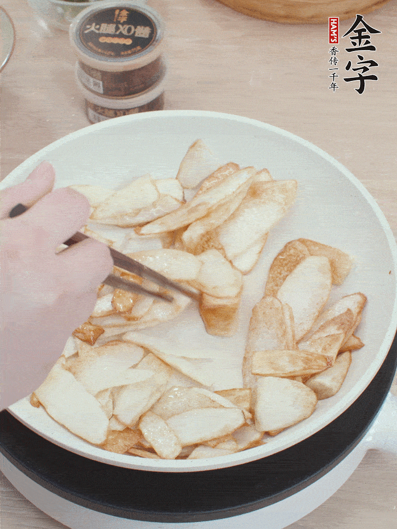 鍋中熱油，山藥煎至兩面金黃。