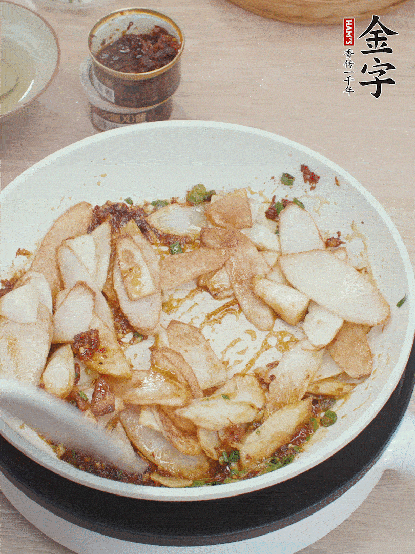 下山藥炒勻，撒蔥花。